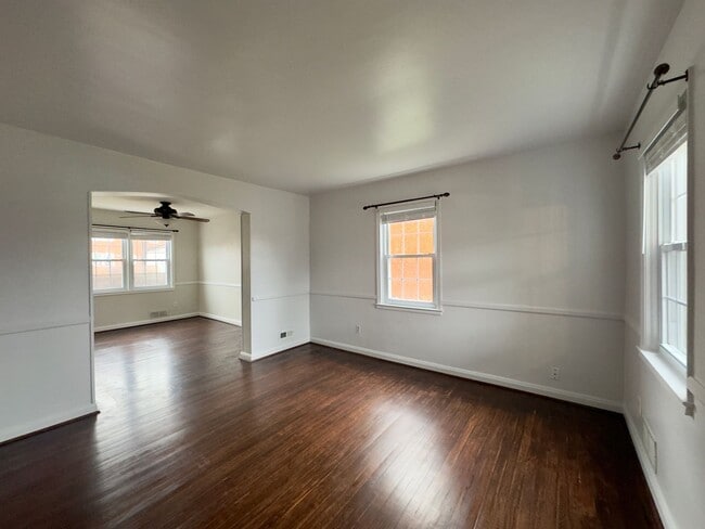 Building Photo - Charming 3-Bedroom Townhome with Modern Amenities in Parkville!