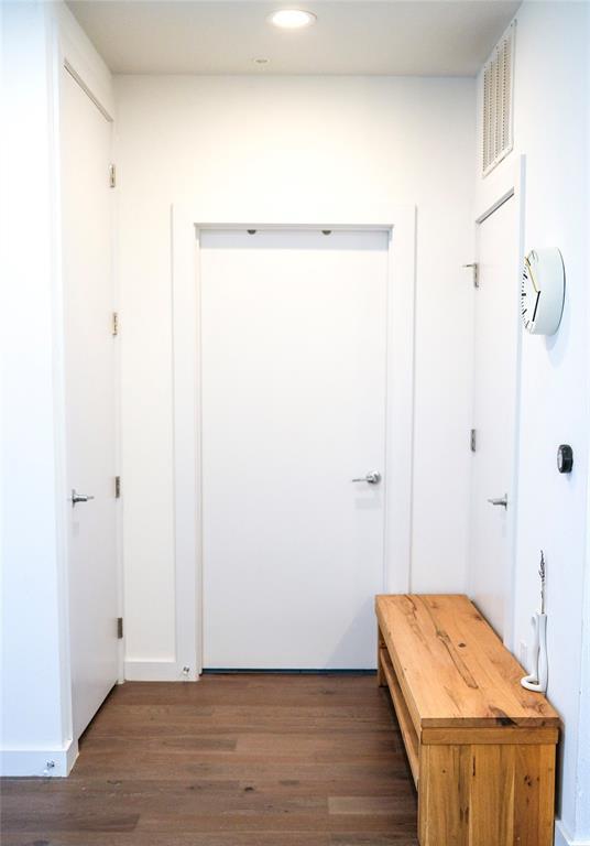 Building Photo - 900 S 1st St