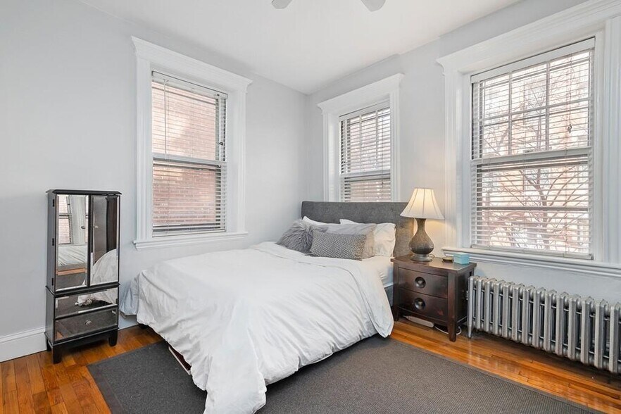 Building Photo - 70 Phillips St