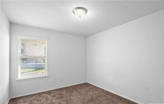 Building Photo - 4 bedroom 2 bathroom home!