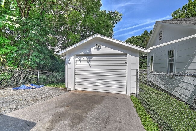 Building Photo - 1050 Delawana St