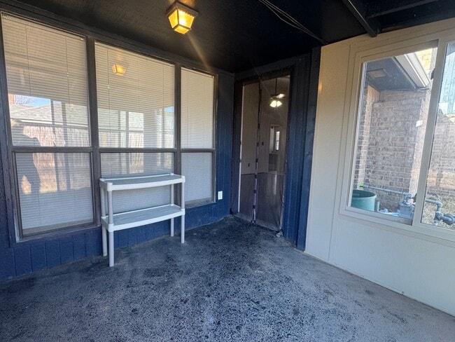 Building Photo - 3912 SW Parkridge Blvd