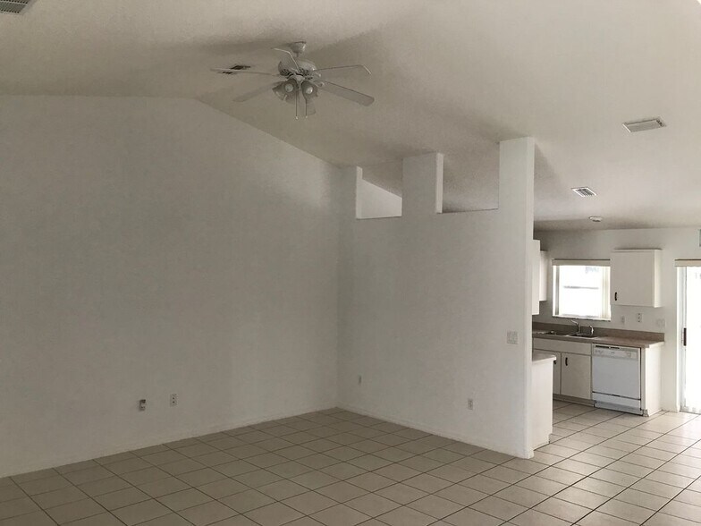 Building Photo - 9 Rainbow Ln