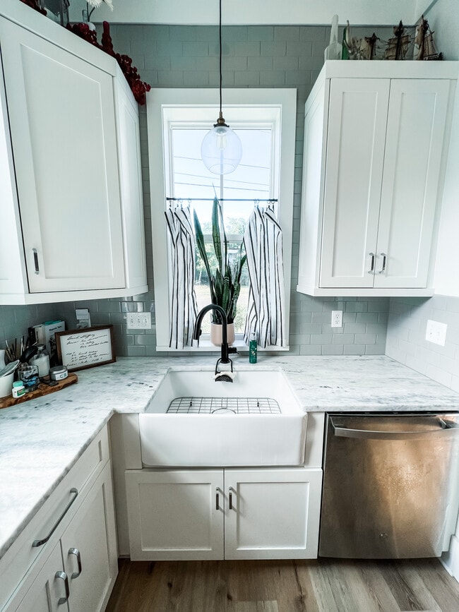 Building Photo - 764 E 2nd St