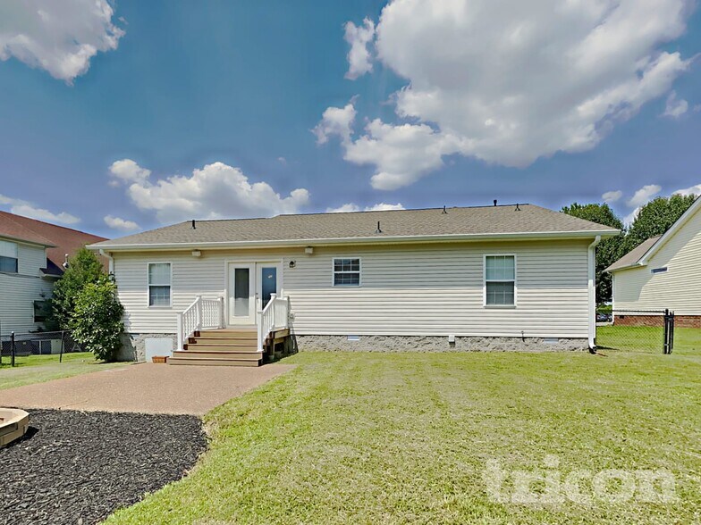 Building Photo - 901 Highland Dr