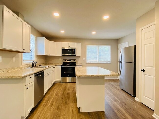 Building Photo - NEWLY REMODELED RANCH!! - 3 Bedroom, 1 Bath Home in Ankeny