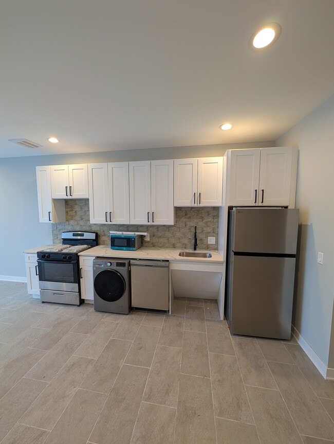 Building Photo - 5418 W Belmont Ave