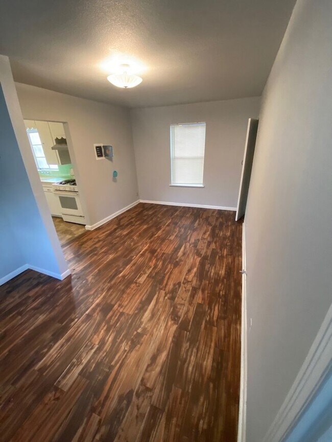 Building Photo - Updated Bungalow in the Heart of Harlandale