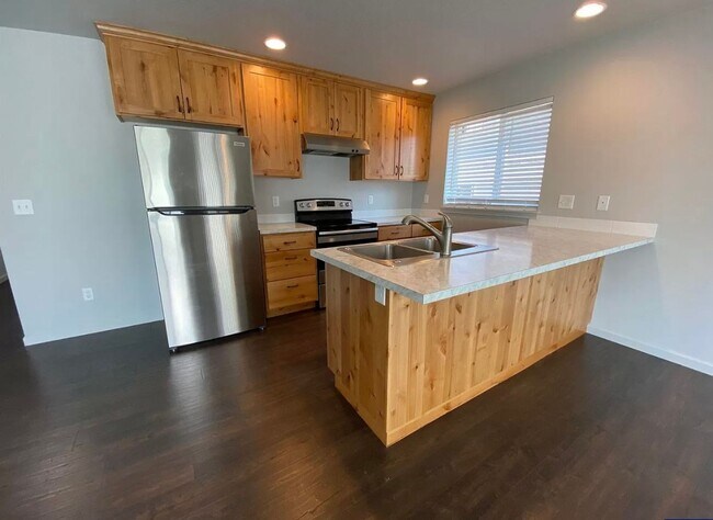 Building Photo - Available now! 3 bedroom ~ 2.5 Bathroom st...