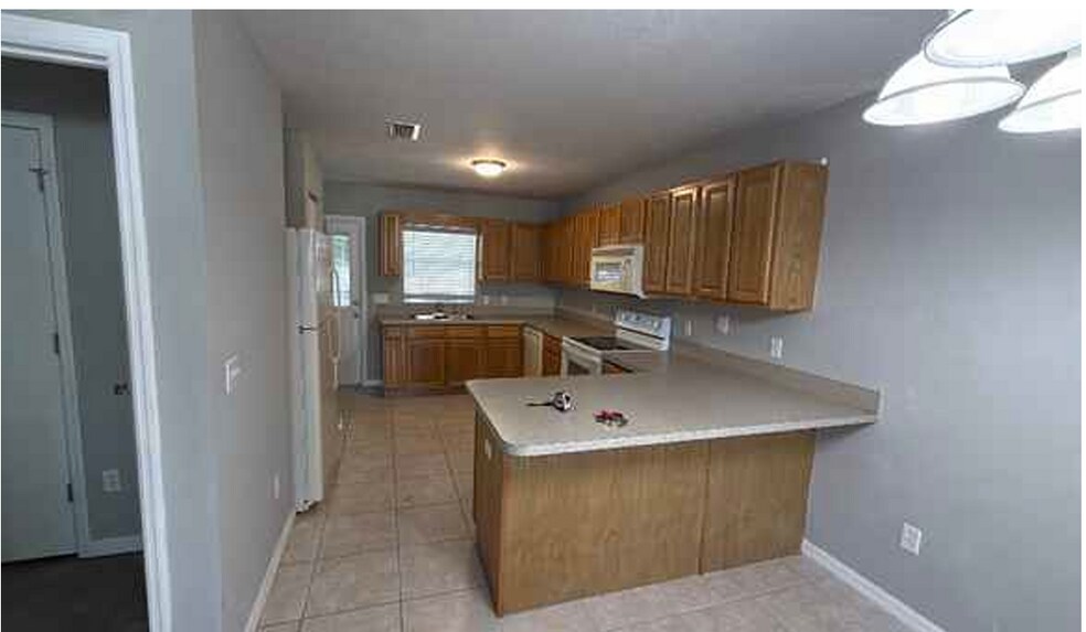Building Photo - 3630 NE 8th Pl