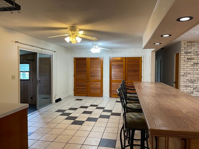 Building Photo - 102 Oaklawn Cir