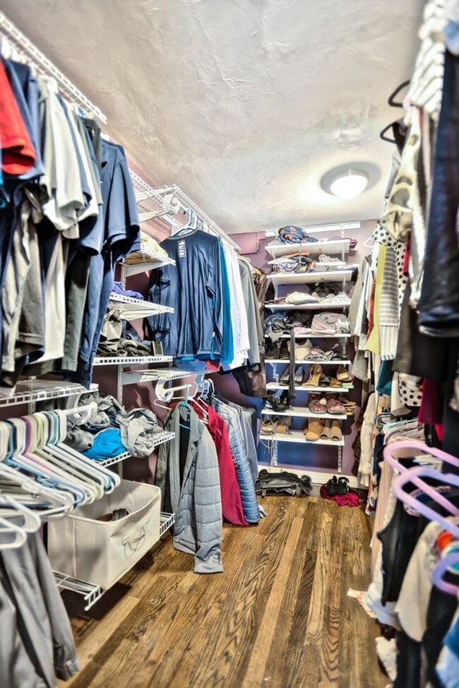 Building Photo - Gorgeous Single Family Home Located In Midtown. Huge Fenced in Backyard!