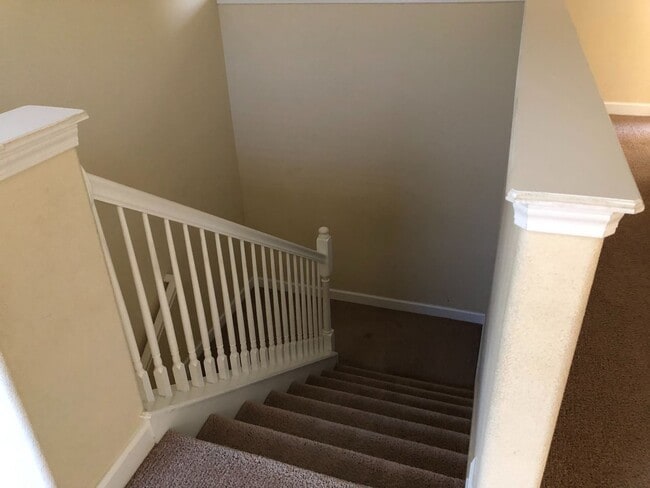 Building Photo - 5 Bedroom / 3.5 Bathroom House at Independ...