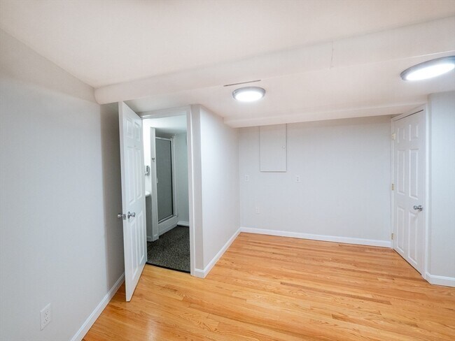 Building Photo - 12 Adella Pl