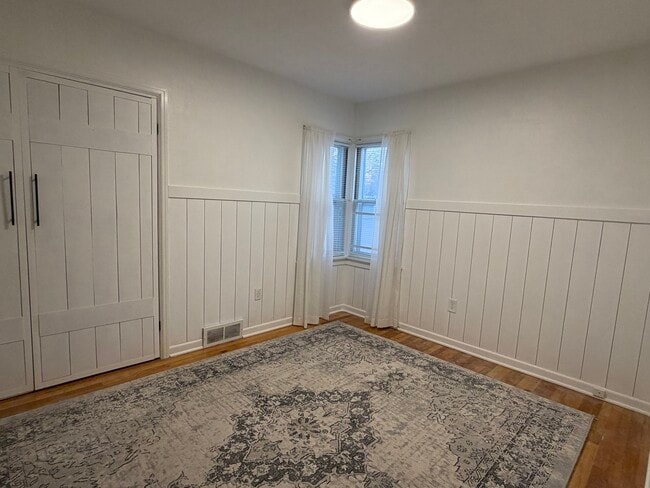 Building Photo - 181 W Custer Ave