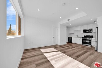 Building Photo - 667 Wilton Pl