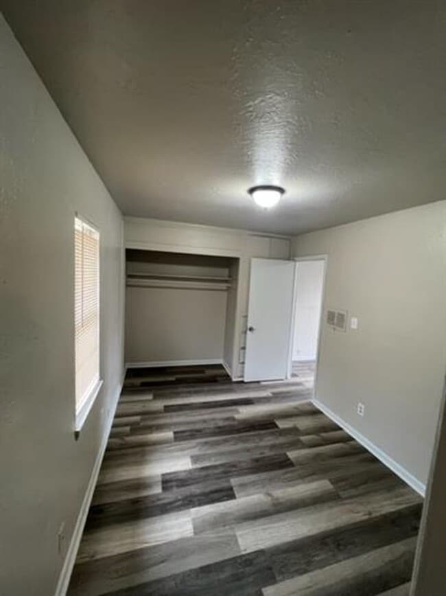 Building Photo - Perfect 1 bed unit located within walking distance of Woodson Park