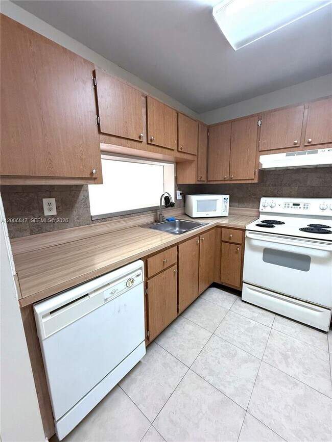 Building Photo - 10835 SW 112th Ave