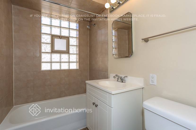 Building Photo - 9024 S Albany Ave