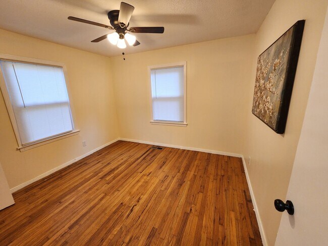 Building Photo - Beautiful remodeled 3BR, 1.5 Bth with garage and fenced backyard with newer stainless appliances