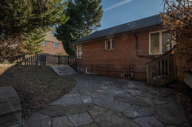 Building Photo - 1407 Leegate Rd NW