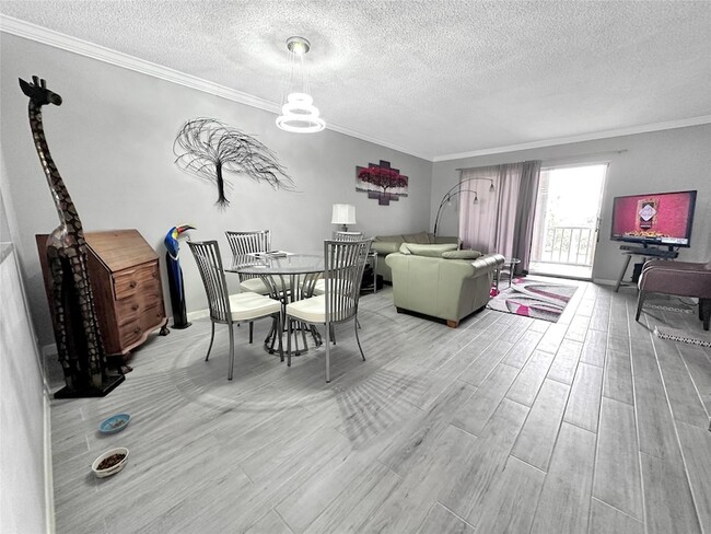 Building Photo - 1005 Country Club Dr