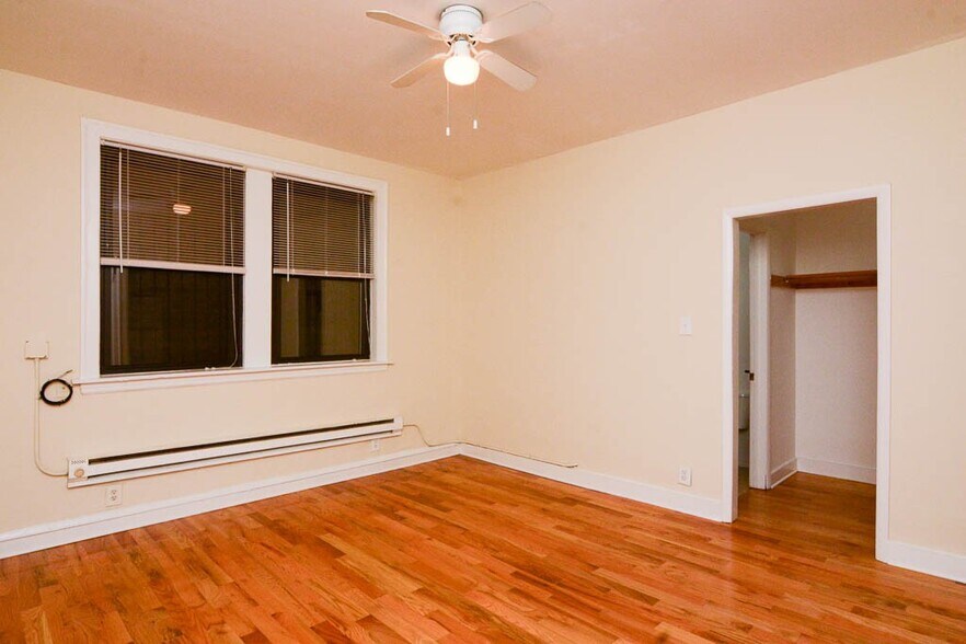 Building Photo - 544 W Wellington Ave