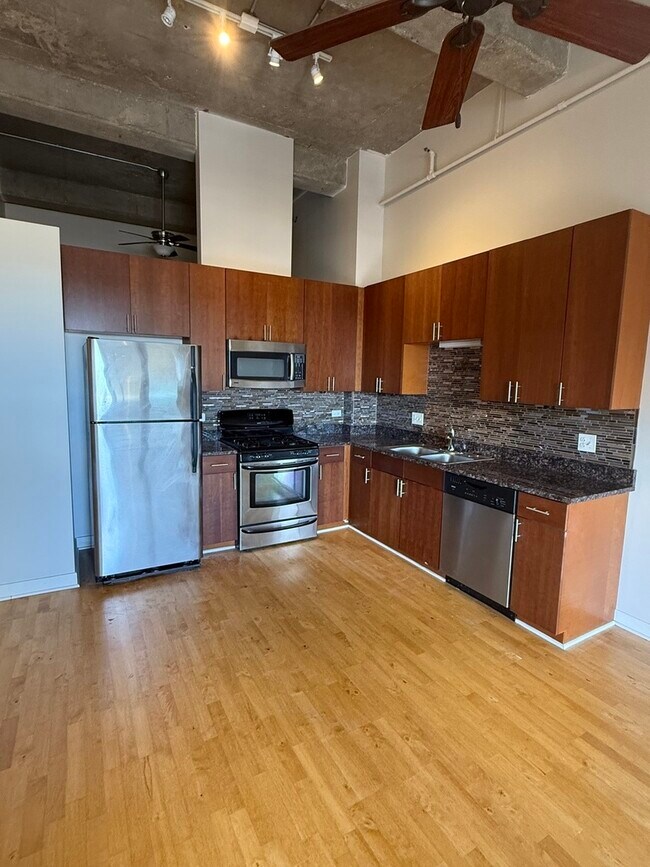 Building Photo - 320 E 21st St