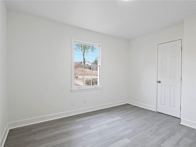 Building Photo - 526 Woodlore Dr