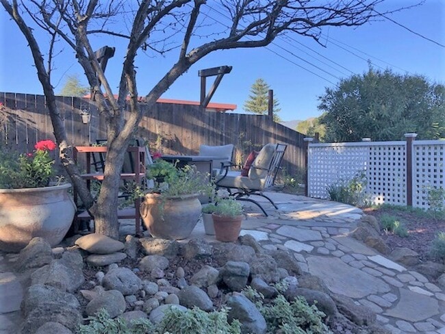 Building Photo - Fully Furnished 1-Bedroom in Downtown SLO ** All Utilities Included