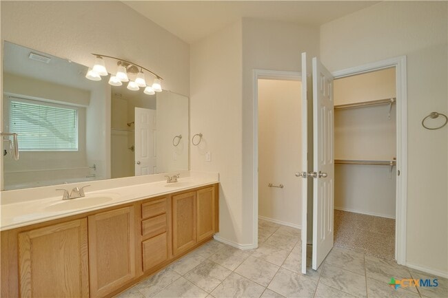 Building Photo - 121 Park Ln