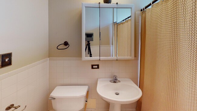 Building Photo - 2410 W Farragut Ave