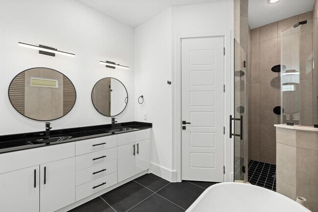 Building Photo - 905 Woodcrest Dr