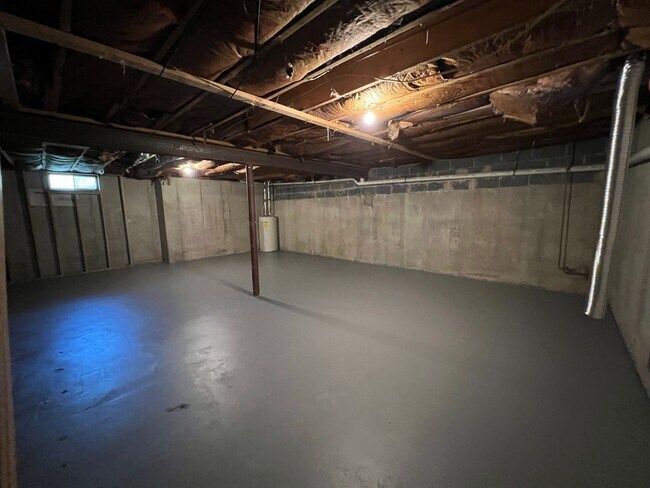 Building Photo - Spacious 3BR Townhome - LOTS OF ROOM!!! - ...