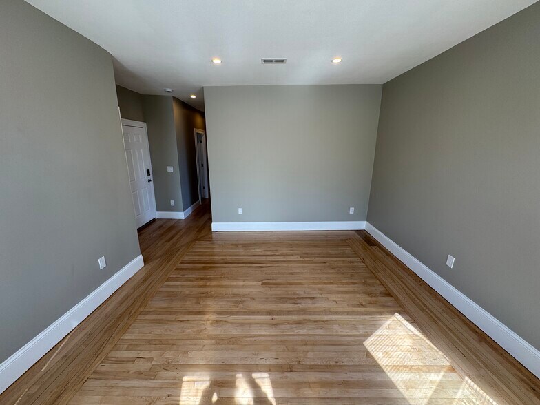 Building Photo - 116 Holland St