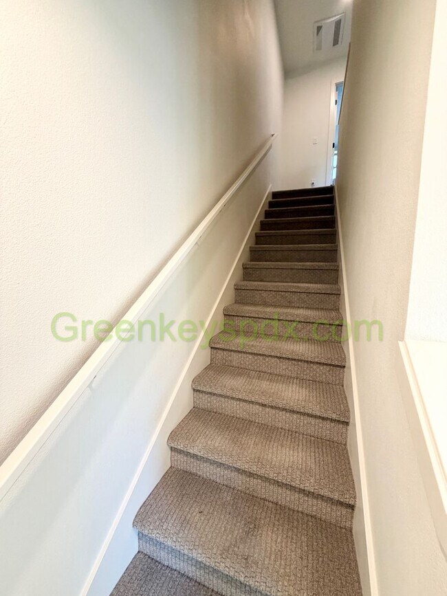 Building Photo - Newer 2-Bedroom, 1.5-Bathroom Townhome for Rent in SE Portland with Private Patio in Walkable Loc...