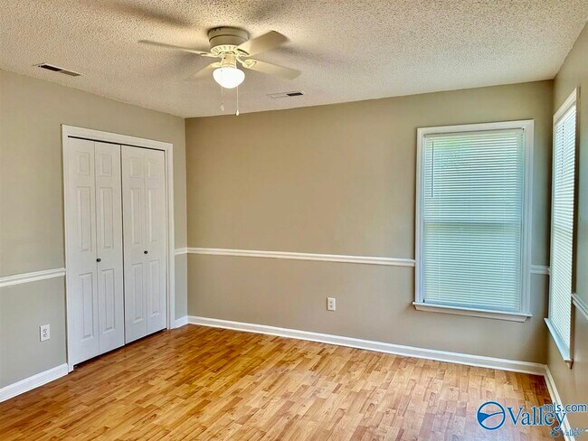 Building Photo - 111 Tumbleweed Dr