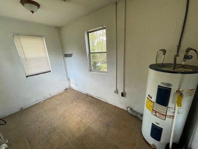 Building Photo - 2 Bedroom 1 bathroom house