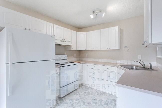 Building Photo - 3+ Bedroom House w/ Large Backyard - Southeast Portland!