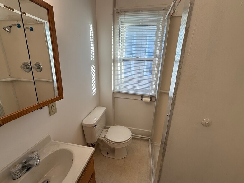 Building Photo - 222 N Dubuque St