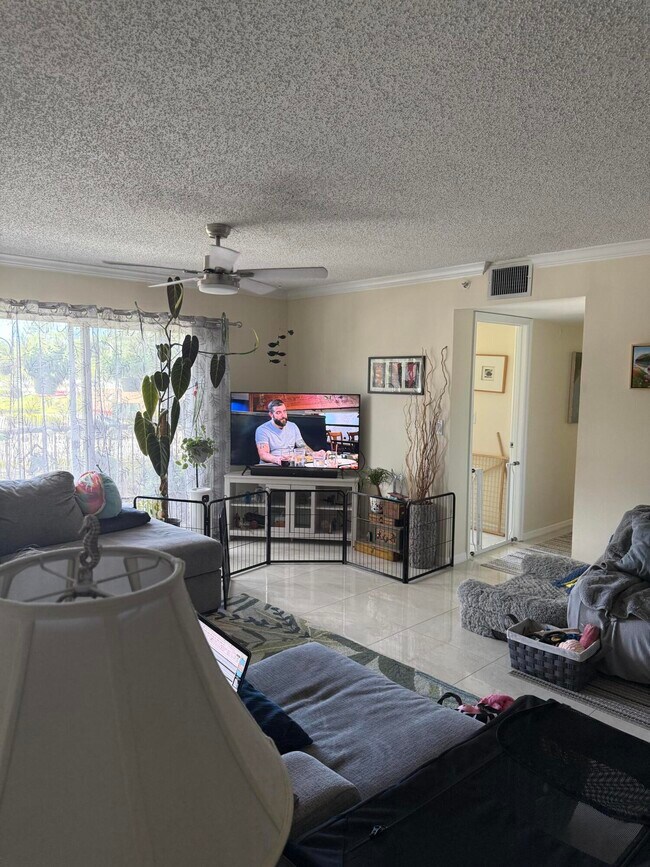 Building Photo - 1400 Crestwood Ct S