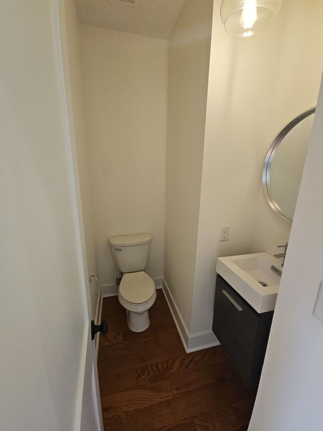 Building Photo - 4-Bedroom HOA Townhome with Pool Access Near Downtown Cookeville