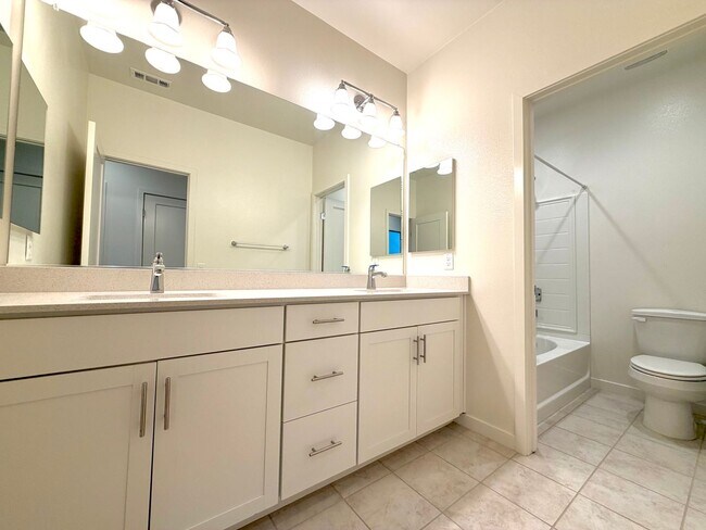 Building Photo - Charming 3bed 2.5 bath Simi Valley Home