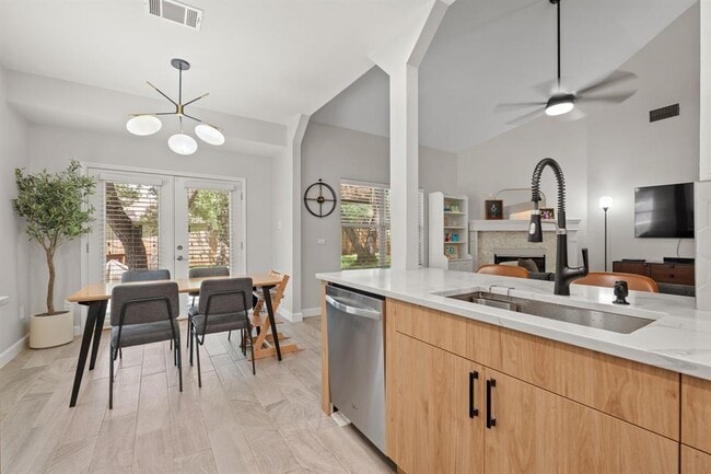 Building Photo - 5707 Marchmont Ln