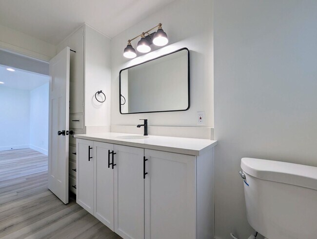 Building Photo - Beautiful, remodeled 1 bedroom apartment in the heart of sugarhouse.