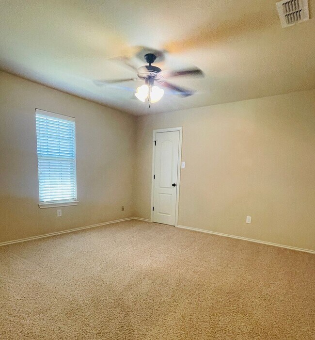 Building Photo - 3/2/2 - South of Loop 289, off of 89th & A...