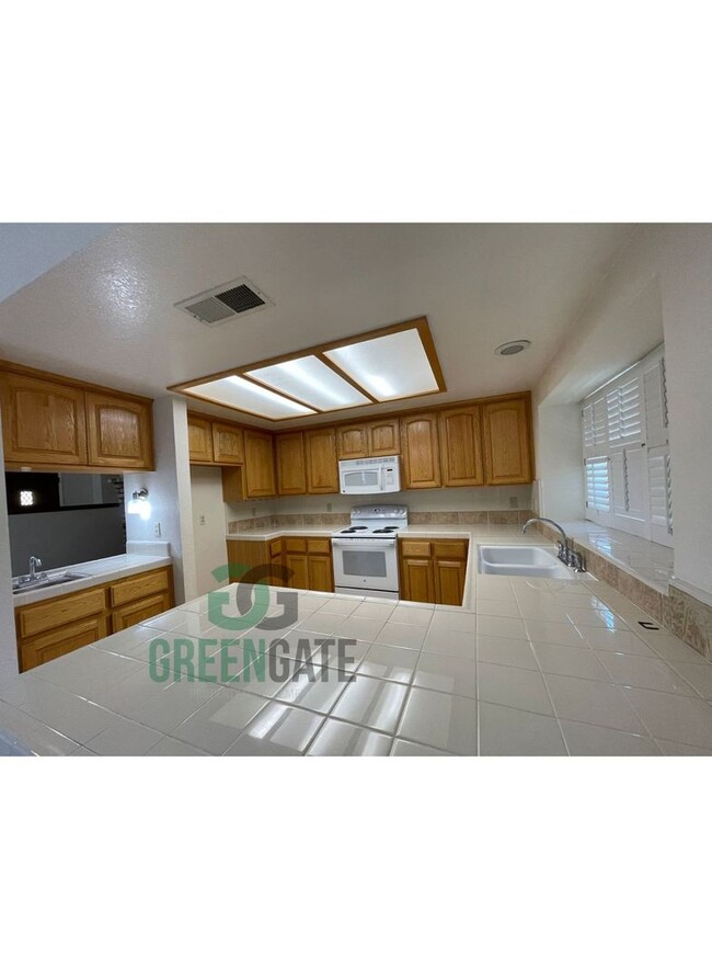 Building Photo - Beautiful 3 BEDROOM 2 BATH HOME IN MODESTO...