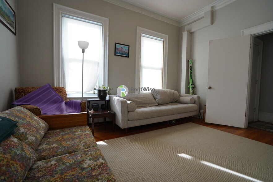 Building Photo - 172 Bigelow St