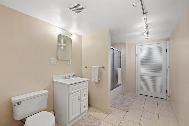 Building Photo - 10119 Farmington Dr