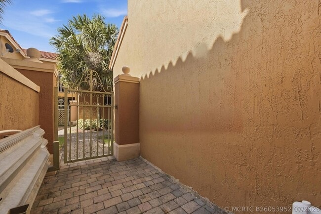 Building Photo - 732 SW 106th Ave